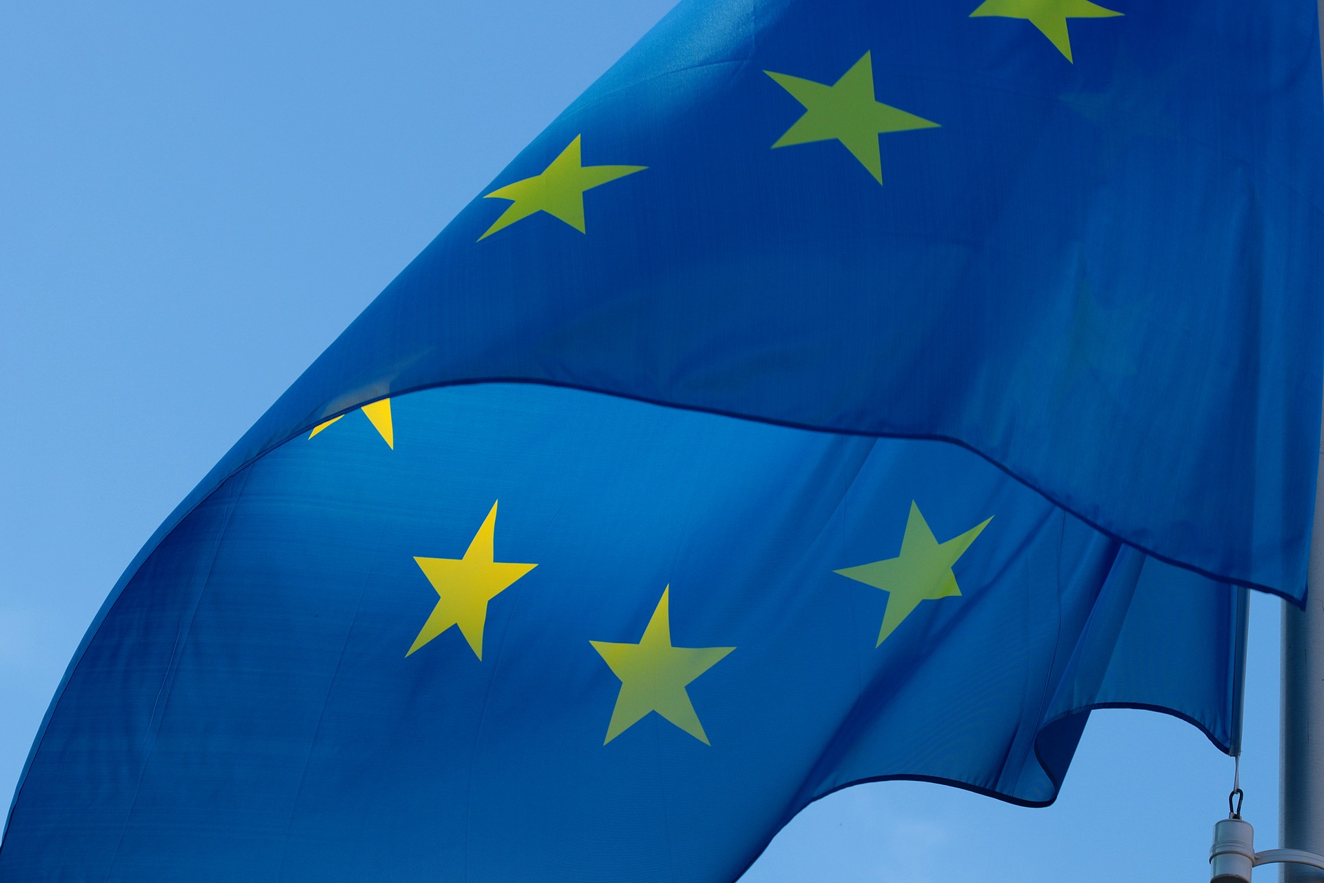Europe et fake News (Photo par Pixel2013 sur Pixabay : https://pixabay.com/fr/drapeau-europe-ue-européenne-coup-2608475/)
